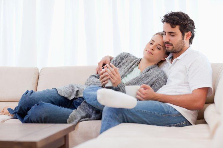 Opplev komfort med ewt - et par i sofaen som slapper av